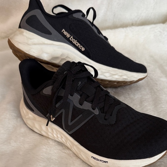 New Balance Arishi Fresh Foam  Black and White Athletic Shoes - Picture 2 of 10
